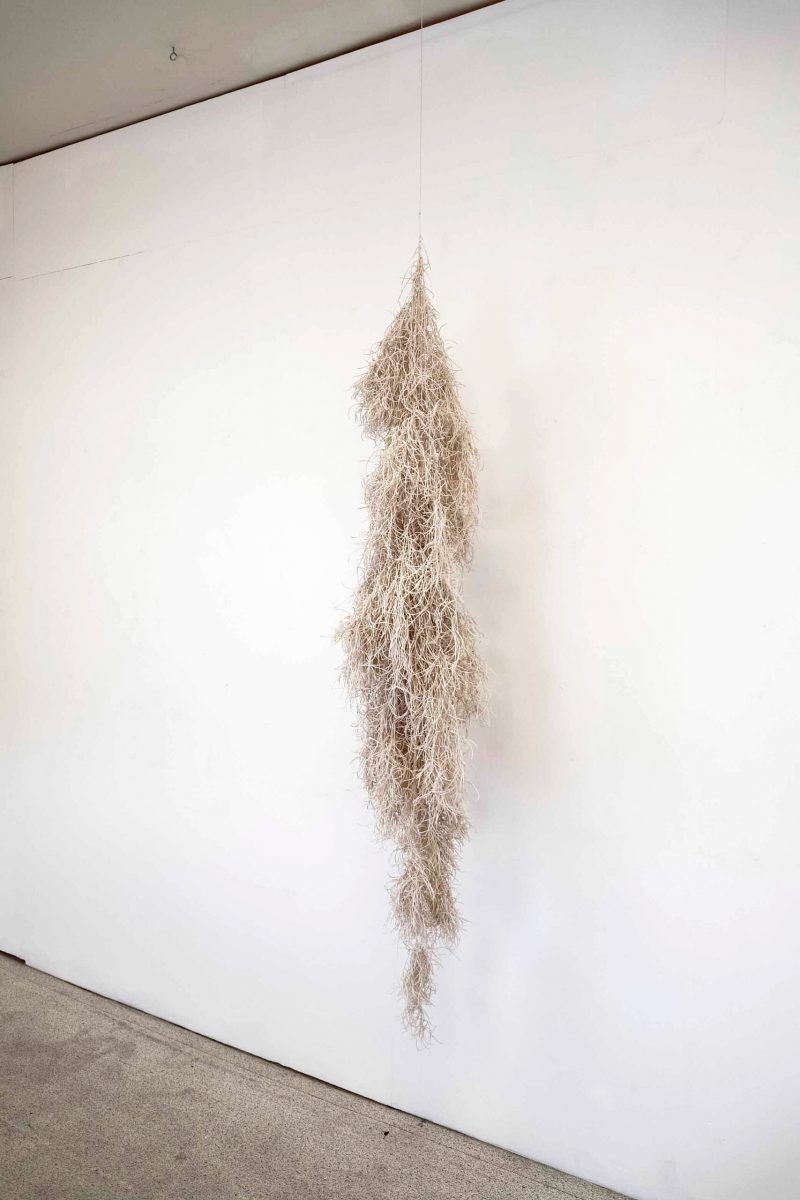 Härva, hängande skulptur, gjord av snöre, Annelie Wallin 2023.A tangle, hanging sculture made of string, Annelie Wallin 2023.