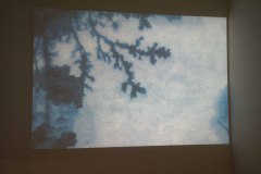 Installationsbild av "I rörelse eller från min horisont" visas på ID:I galleri 1-17. okt 2021. Skulptur, teckning och timelaps fotografi, video.