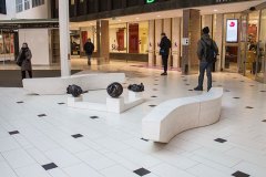 Mötesplats i Solna Centrum. Nystan 1, 2 och 3, tre bronsskulpturer och bänkar, placerade utanför biblioteket i Solna Centrum.